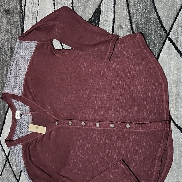 BKE BURGUNDY WAFFLE KNIT OVERSIZED BUTTON-DOWN V-NECK RAW-EDGE SHIRT - Picture 5 of 15